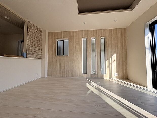 家族の集まるリビングは気持ちの良い自然光が差し込む団欒空間。室内のご見学予約も随時、受付中ですのでお気軽にお問合せください。