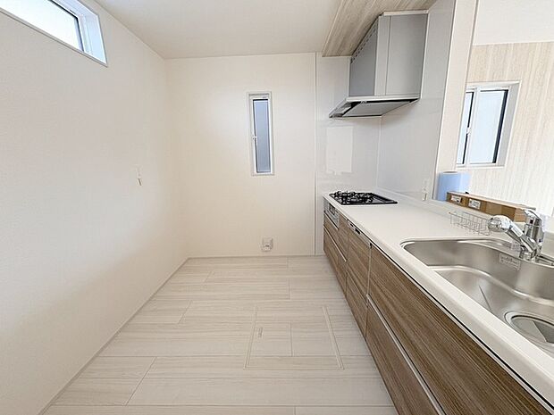 キッチンコンロスペースの近くには、空気の入れ替えが可能な開口部を設置!! お料理をする際には、換気扇を回しながら匂いが籠らない様に開放してお料理もお楽しみ頂けます。