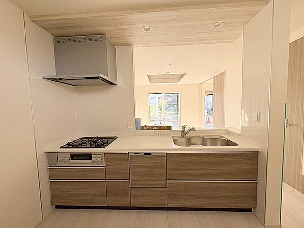 カウンターキッチンならではの開放的な見通し、全体が見渡せることでご家族の団欒スペースもより明るく笑顔が溢れる空間となります。