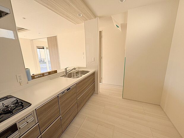 カウンターキッチンは、キッチン側とリビング側に分かれてお店間隔でのお食事も可能!! お休みの日には、いろいろな楽しみ方を家族みんなでお楽しみください