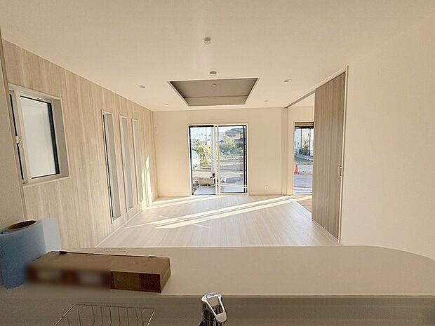 お料理をしながらリビングの家族やゲストとの会話が楽しめるカウンタータイプのキッチン。毎日のお料理を楽しく快適に。