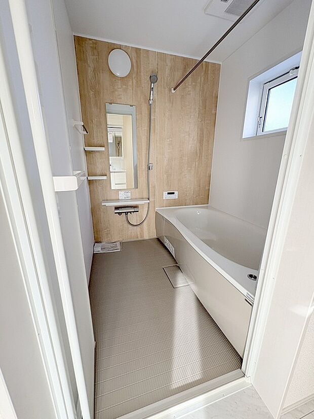 一日の疲れを癒してくれるゆったりとしたバスルームです。