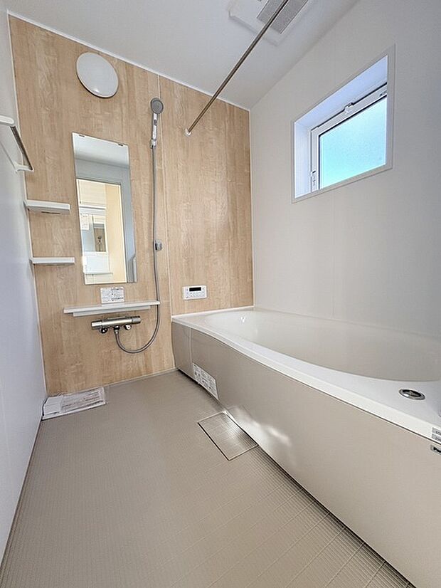 一日の疲れを癒してくれるゆったりとしたバスルームです。