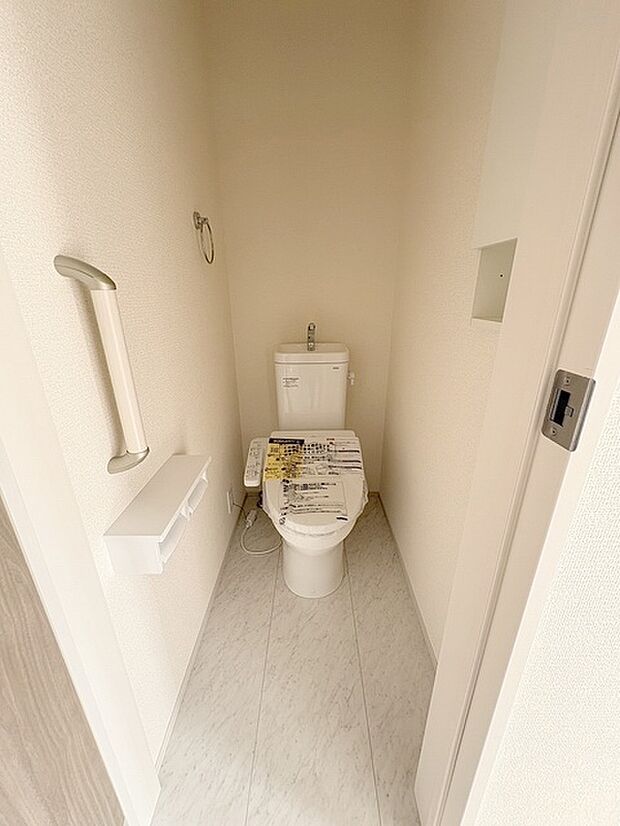 トイレにはウォシュレット機能を標準装備。