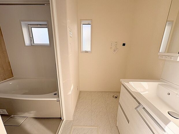 使いやすいタイプの洗面化粧台のあるランドリースペース