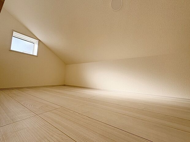 大きな屋根裏部屋はなんだかワクワクしてしまうスペース。趣味の空間や子供のワークスペース、季節物の収納など色々な用途に利用できそうな予感。