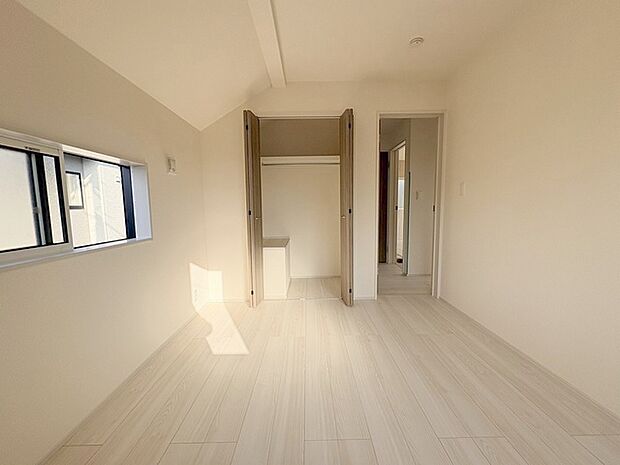 豊富な収納スペースもこの物件の特長の一つ。各所に収納が完備されており、生活をスッキリと整えることができます。