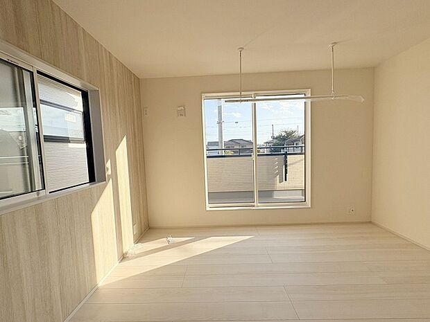 洋室はモダンなデザインと機能性を備え、快適な生活空間に。明るい窓から差し込む自然光が広々とした空間をさらに明るく開放的に感じさせます。