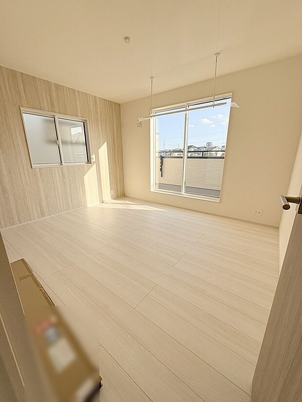 スタイリッシュなデザインと快適な居住性を兼ね備えた洋室。広々とした空間は、自分らしいインテリアを楽しむことができるほか、リラックスした時間を過ごすことができそうです。