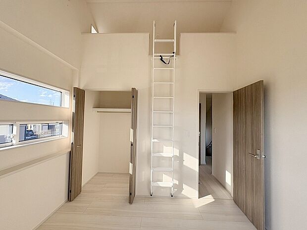 吹抜けの空間を意識した開放感のある間取り。そして上部にロフトを配置。スタイリッシュかつ収納も豊富で長く機能的に住める家を目指して。