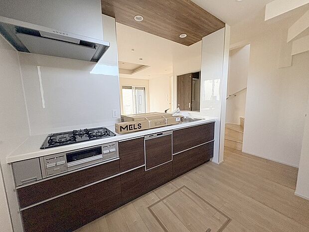 お料理をしながらリビングの家族やゲストとの会話が楽しめるカウンタータイプのキッチン。毎日のお料理を楽しく快適に。