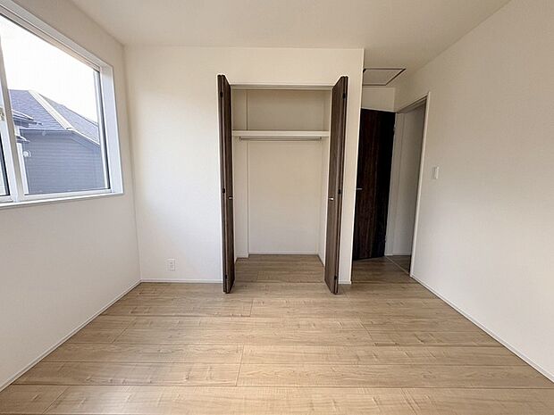 豊富な収納スペースもこの物件の特長の一つ。各所に収納が完備されており、生活をスッキリと整えることができます。 