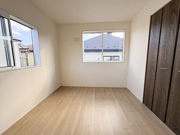 スマートなデザインと賢い収納が生活を快適にします。広々とした雰囲気を演出する工夫が施され、生活空間の魅力を引き出します。