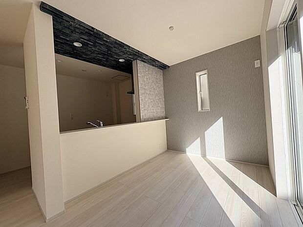 実際に室内をご見学頂くと生活のイメージが広がると思います。家具を置いたイメージや窓からの景色など。周辺で販売に出している物件も一緒にまとめてご見学頂き、比較する事もできます。