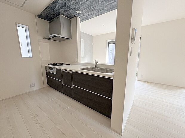 お料理をしながらリビングの家族やゲストとの会話が楽しめるカウンタータイプのキッチン。毎日のお料理を楽しく快適に。