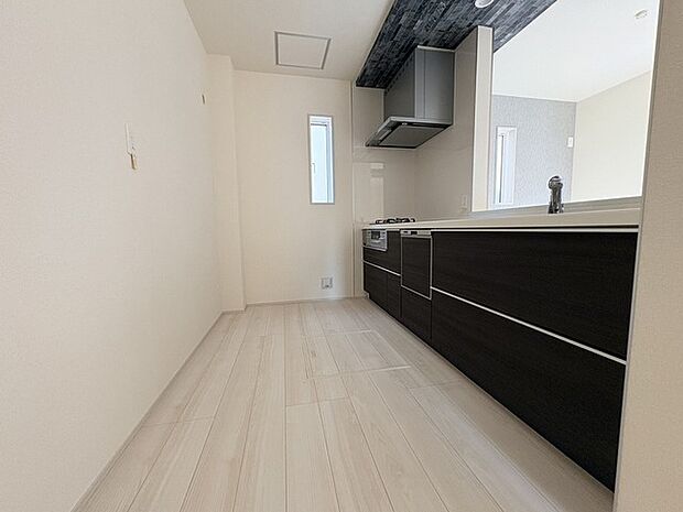 キッチンコンロスペースの近くには、空気の入れ替えが可能な開口部を設置!! お料理をする際には、換気扇を回しながら匂いが籠らない様に開放してお料理もお楽しみ頂けます。