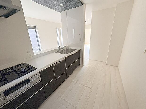 カウンターキッチンならではの開放的な見通し、全体が見渡せることでご家族の団欒スペースもより明るく笑顔が溢れる空間となります。