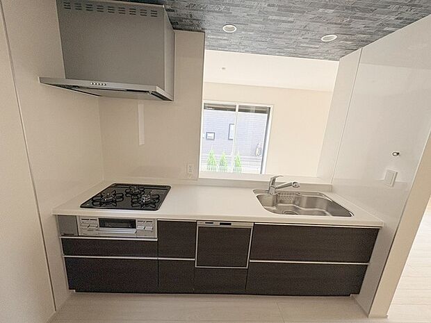 お料理をしながらリビングの家族やゲストとの会話が楽しめるカウンタータイプのキッチン。毎日のお料理を楽しく快適に。