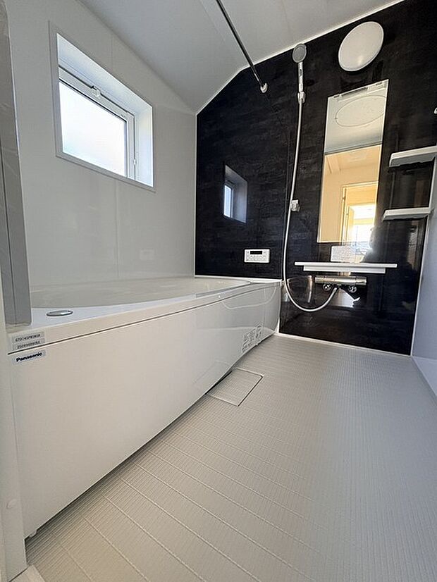 一日の疲れを癒してくれるゆったりとしたバスルームです。