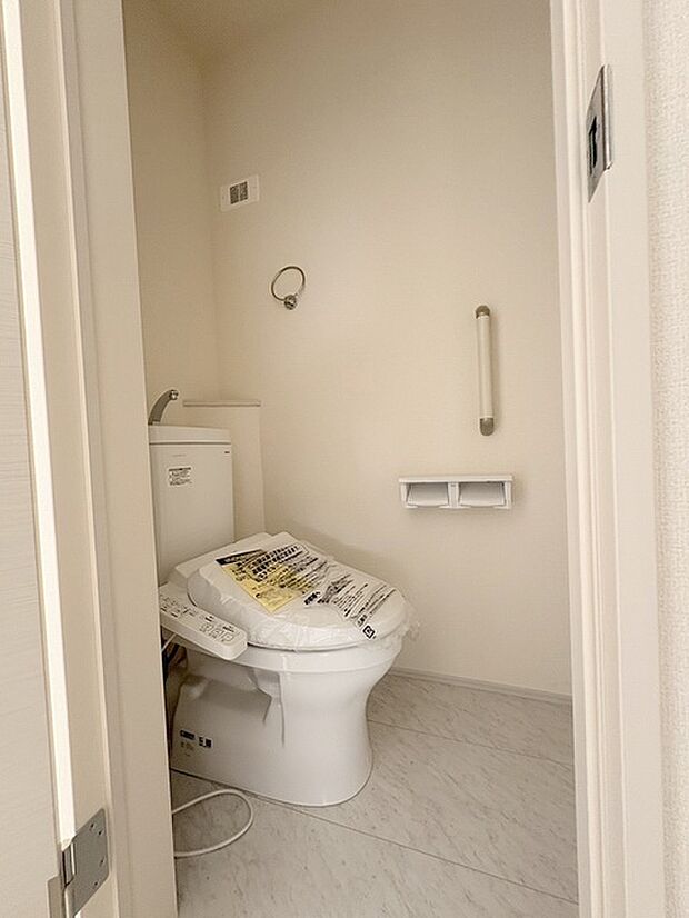 トイレにはウォシュレット機能を標準装備。