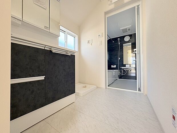 使いやすいタイプの洗面化粧台のあるランドリースペース