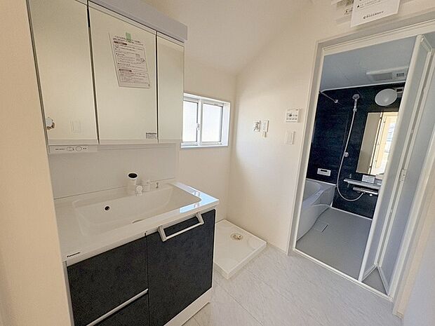 三面鏡に洗面台。 コンセントに照明機能、多機能性を備えた設備です。