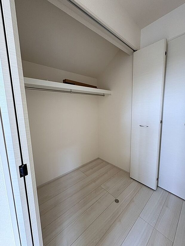 豊富な収納スペースもこの物件の特長の一つ。各所に収納が完備されており、生活をスッキリと整えることができます。
