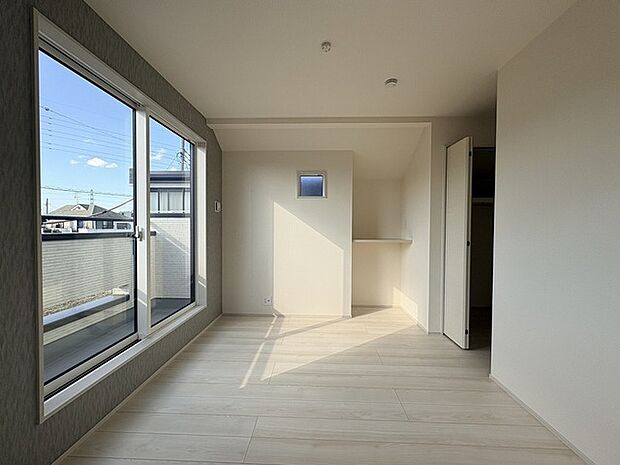 洋室はモダンなデザインと機能性を備え、快適な生活空間に。明るい窓から差し込む自然光が広々とした空間をさらに明るく開放的に感じさせます。