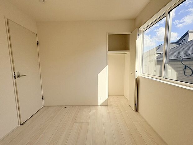 スマートなデザインと賢い収納が生活を快適にします。広々とした雰囲気を演出する工夫が施され、生活空間の魅力を引き出します。