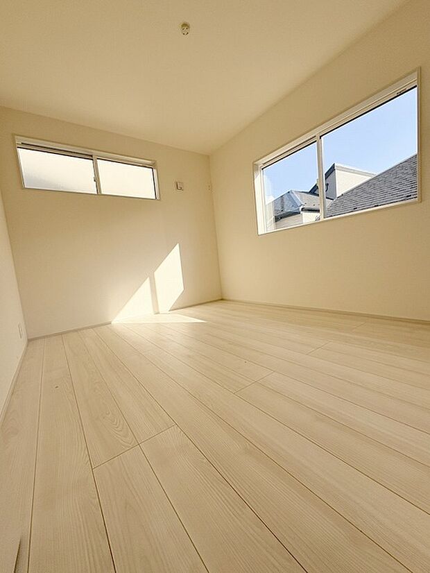 洋室はモダンなデザインと機能性を備え、快適な生活空間に。明るい窓から差し込む自然光が広々とした空間をさらに明るく開放的に感じさせます。