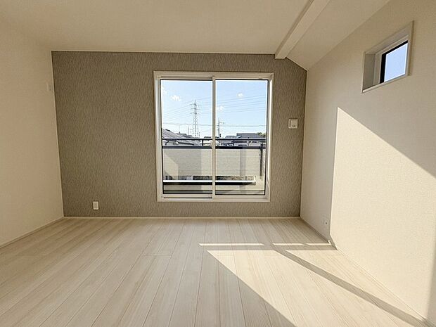 実際に室内をご見学頂くと生活のイメージが広がると思います。家具を置いたイメージや窓からの景色など。周辺で販売に出している物件も一緒にまとめてご見学頂き、比較する事もできます。