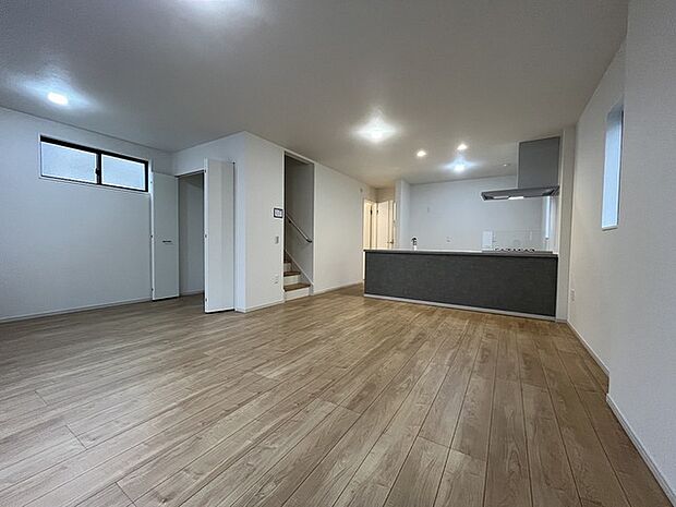 家族の集まるリビングは気持ちの良い自然光が差し込む団欒空間。室内のご見学予約も随時、受付中ですのでお気軽にお問合せください。 