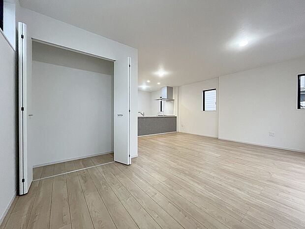 家族みんなが集まるリビング。広さを重視した家族全員が集まれるリビングは、住む上で大事な空間になります。