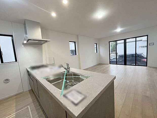 カウンターキッチンならではの開放的な見通し、全体が見渡せることでご家族の団欒スペースもより明るく笑顔が溢れる空間となります。 