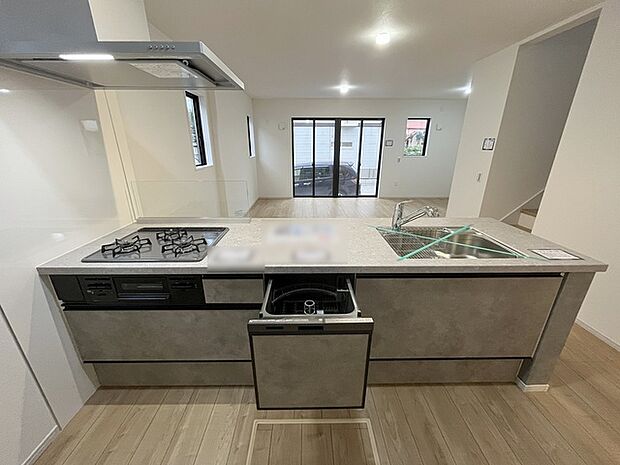 お料理をしながらリビングの家族やゲストとの会話が楽しめるカウンタータイプのキッチン。毎日のお料理を楽しく快適に。 