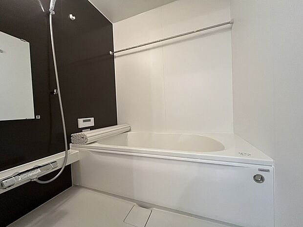 浴室乾燥機付きの浴室。 お洗濯物を干すだけではなく、お風呂上りにご利用頂く事で、お風呂のカビも激減します。 