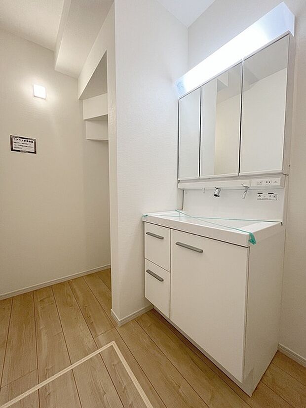 使いやすいタイプの洗面化粧台のあるランドリースペース 