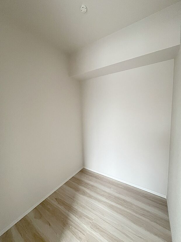 収納スペースがたっぷりと確保されたこの物件では、生活をより快適に送ることができます。