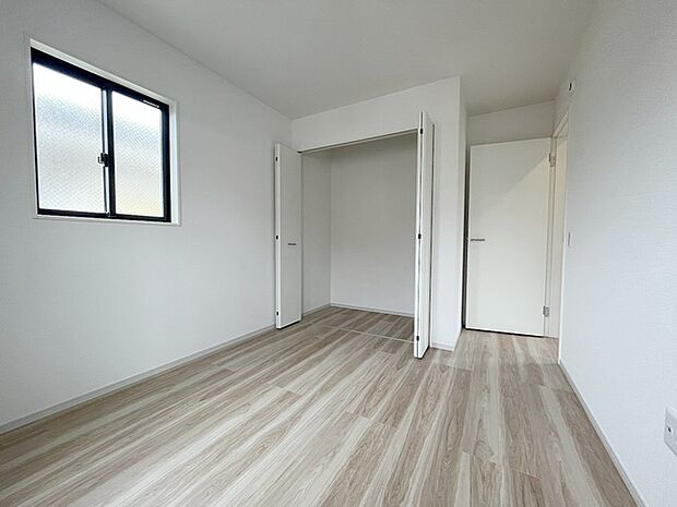 豊富な収納スペースもこの物件の特長の一つ。各所に収納が完備されており、生活をスッキリと整えることができます。 