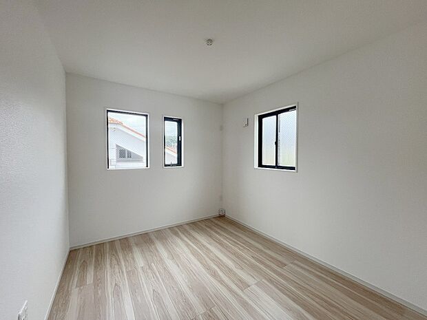 スタイリッシュなデザインと快適な居住性を兼ね備えた洋室。広々とした空間は、自分らしいインテリアを楽しむことができるほか、リラックスした時間を過ごすことができそうです。 