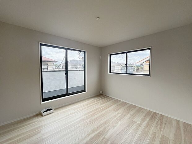 実際に室内をご見学頂くと生活のイメージが広がると思います。家具を置いたイメージや窓からの景色など。周辺で販売に出している物件も一緒にまとめてご見学頂き、比較する事もできます。