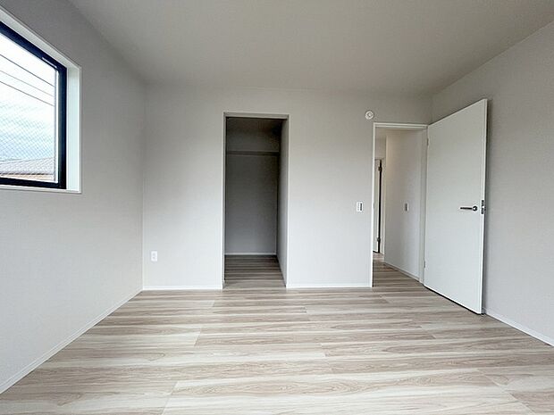 洋室はモダンなデザインと機能性を備え、快適な生活空間に。明るい窓から差し込む自然光が広々とした空間をさらに明るく開放的に感じさせます。  