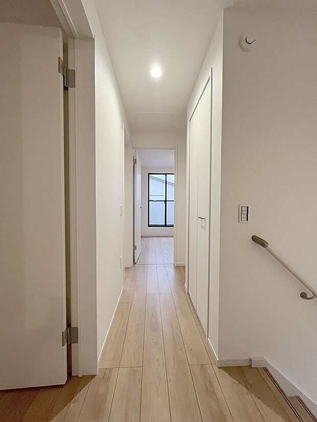 実際に室内をご見学頂くと生活のイメージが広がると思います。家具を置いたイメージや窓からの景色など。周辺で販売に出している物件も一緒にまとめてご見学頂き、比較する事もできます。