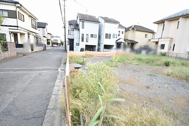 安心して暮らすことのできる住宅街。 住宅地の道路は一般に交通量が少なく車などの騒音が少ないため、住民にとって静かな生活環境が提供されます。