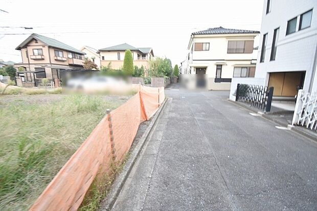 安心して暮らすことのできる住宅街。 住宅地の道路は一般に交通量が少なく車などの騒音が少ないため、住民にとって静かな生活環境が提供されます。