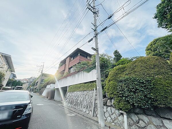 現地ご見学の際、スタッフが様々なご質問に対応いたします、周辺環境、前面道路、建築可能な建物について、ぜひご相談ください。