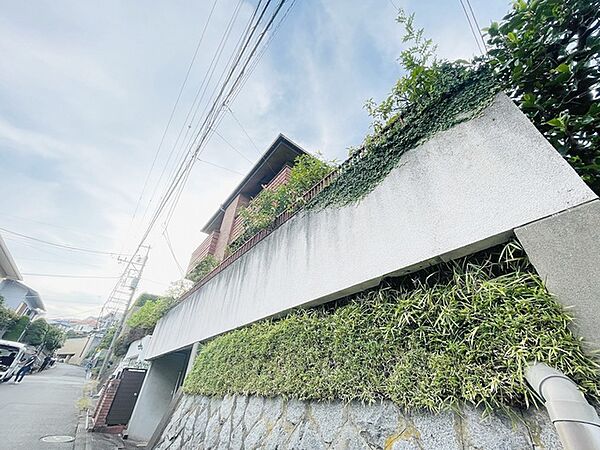 建築条件なしの敷地。弊社グループ「白馬建設」にて建物プランをご提案できます。実際の陽当たりやサイズ感を現地でお確かめください。