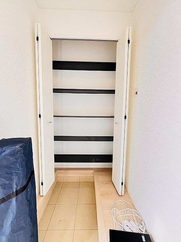 各所に効率的に配置された収納スペースがあり、日常のモノをすっきりと収納できます。 