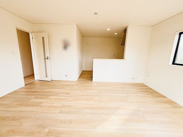 家族が食事するダイニングスペースをキッチンから見渡せる設計に。お料理をしながら家族とのコミュニケーションが増えそうな予感。 