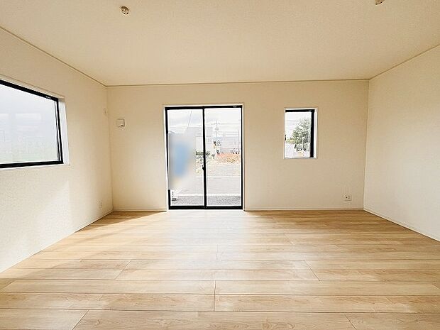 家族の集まるリビングは気持ちの良い自然光が差し込む団欒空間。室内のご見学予約も随時、受付中ですのでお気軽にお問合せください。